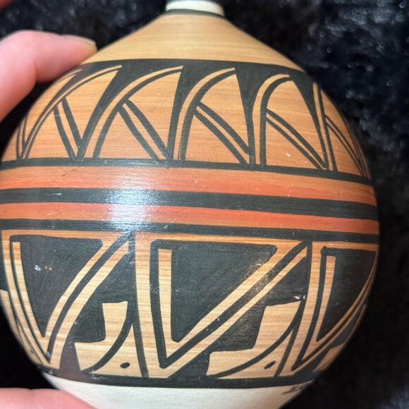 Handcrafted Native American Dineh  Pottery Vase With Geometric Patterns  5.5" - Picture 6 of 7